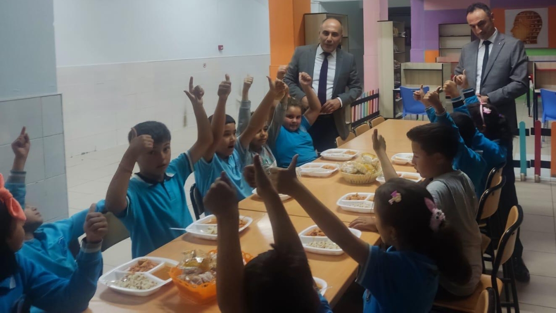 Balışeyh'te Taşımalı Eğitim Kapsamındaki Öğrencilere Ücretsiz Yemek Desteği